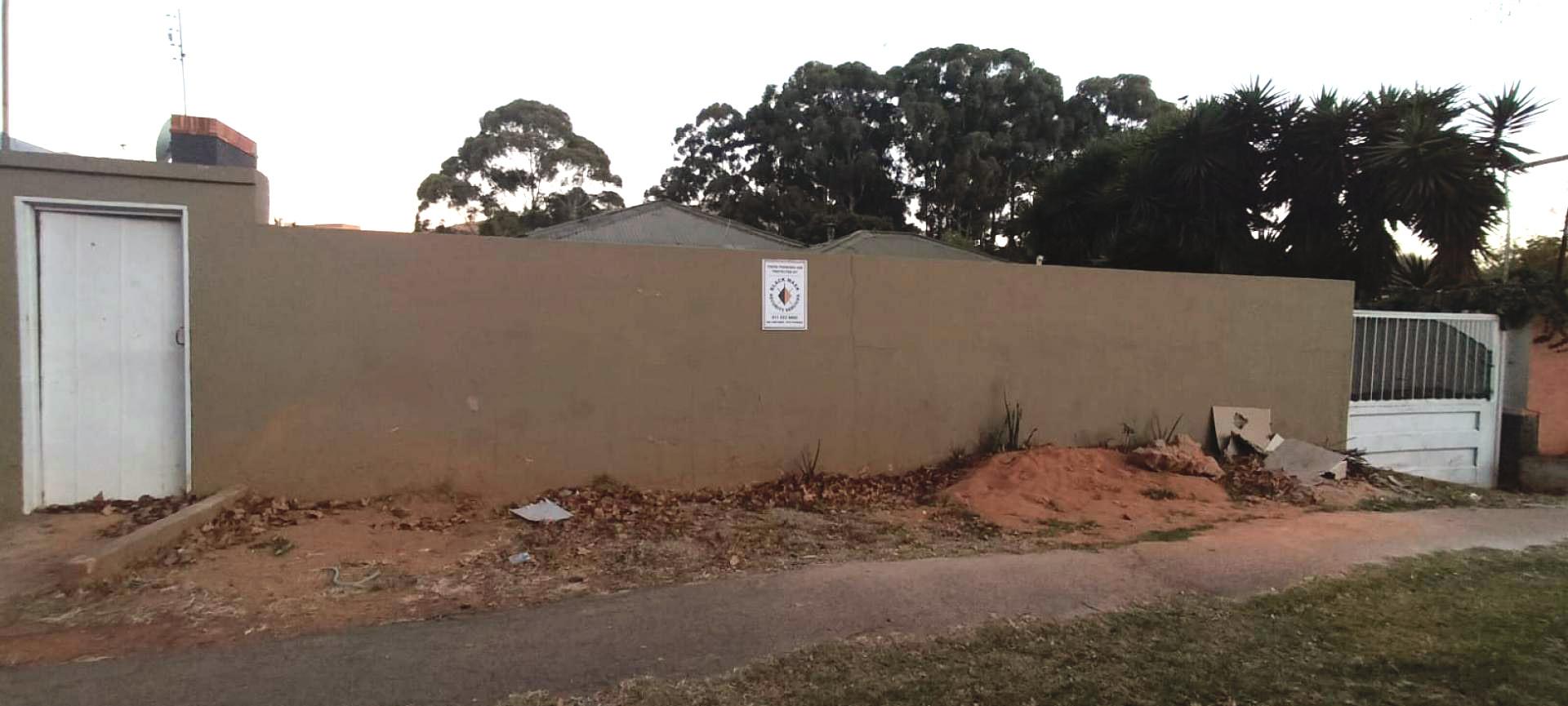 Front View of property in Bezuidenhout Valley