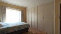 Main Bedroom - 16 square meters of property in Die Hoewes