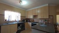 Kitchen - 13 square meters of property in Die Hoewes