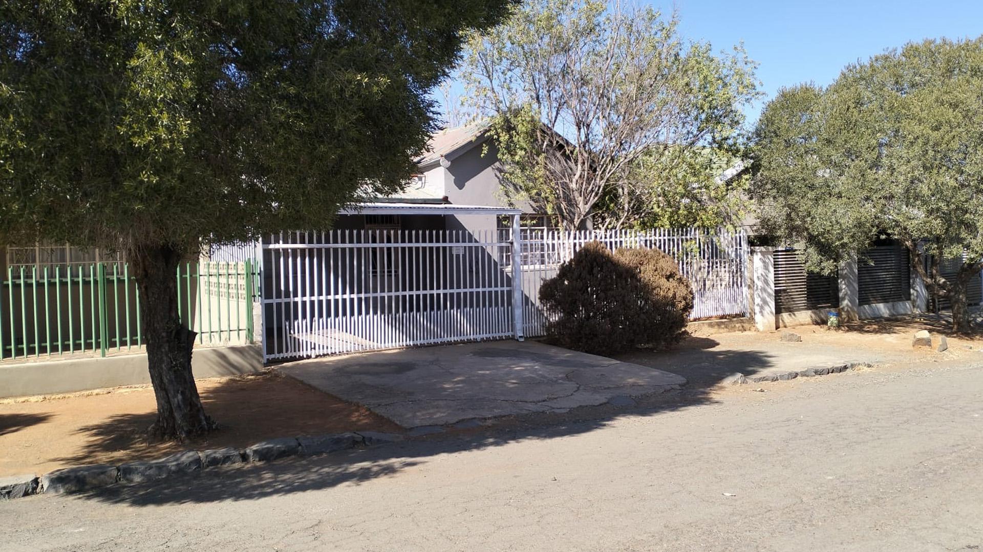 Front View of property in Beaconsfield