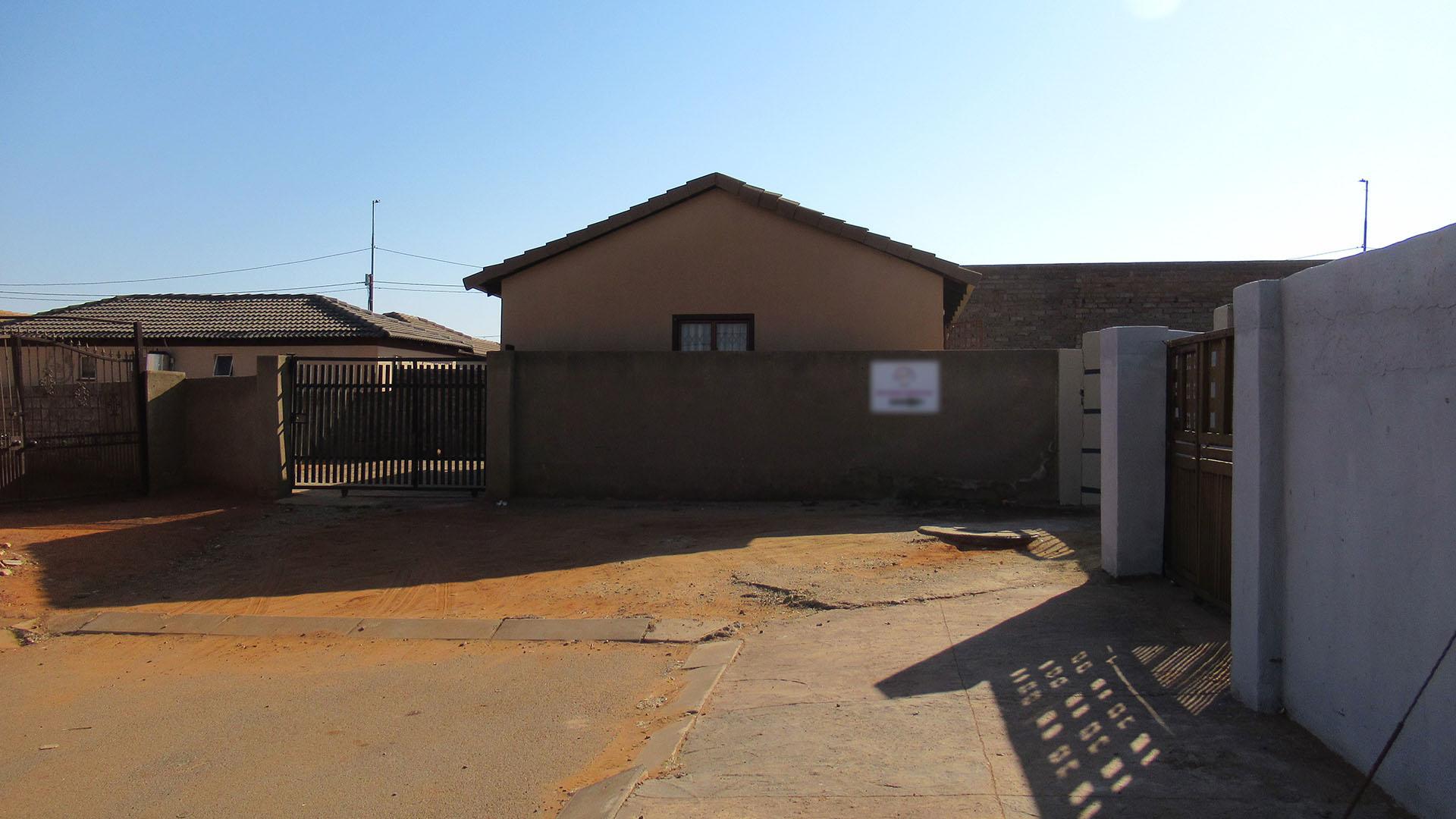 Front View of property in Protea Glen