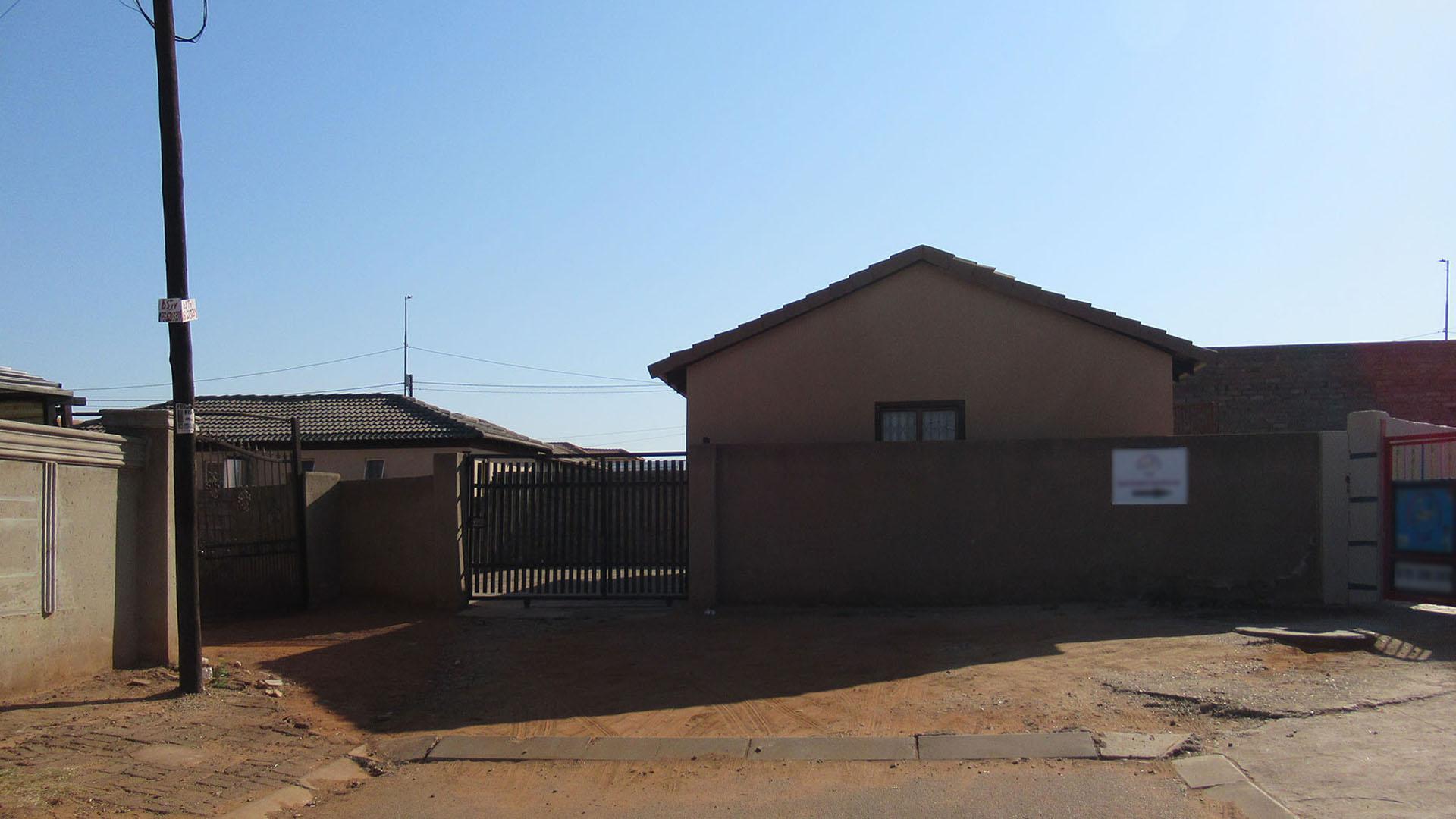 Front View of property in Protea Glen