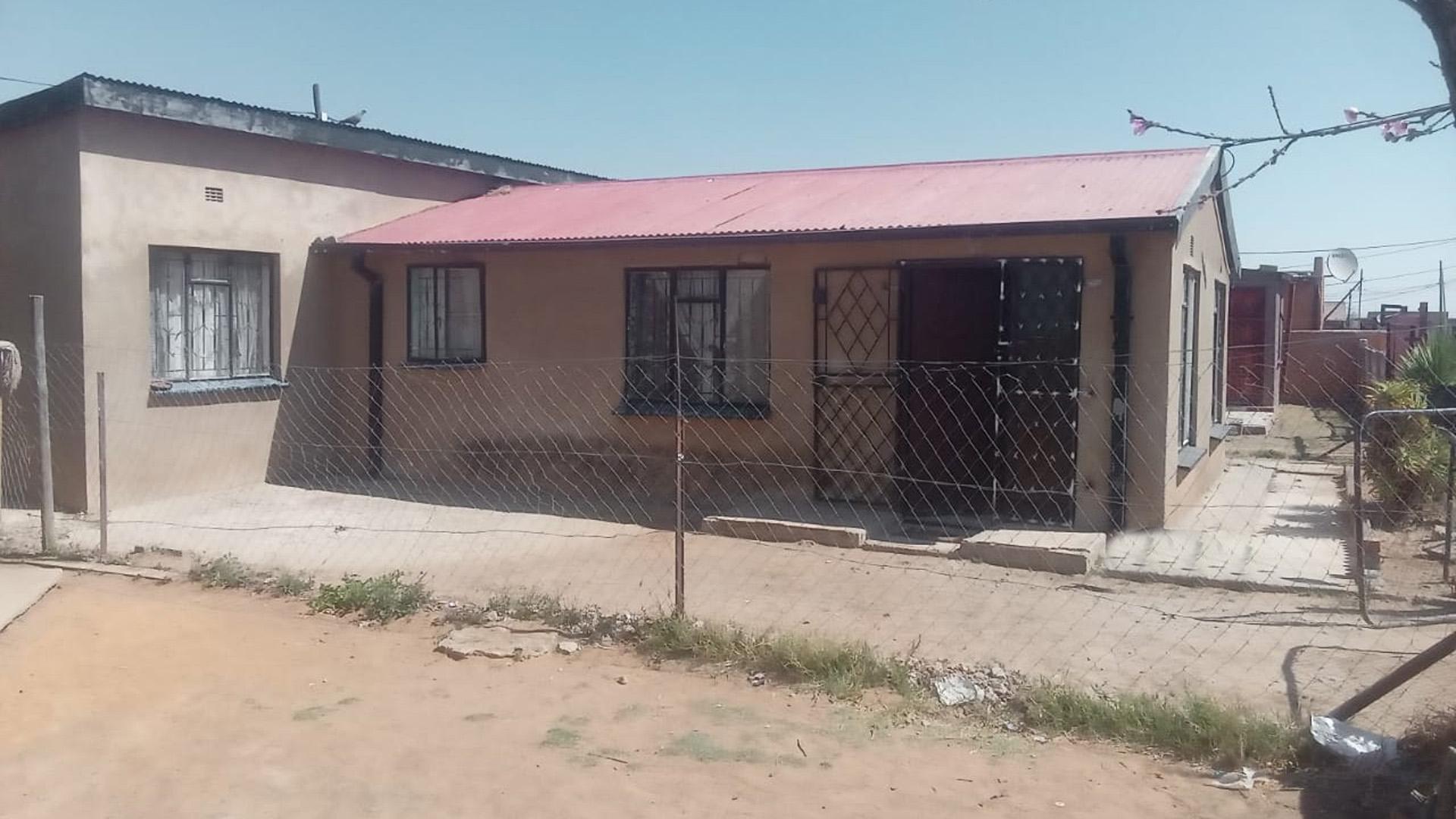 Front View of property in Thabong