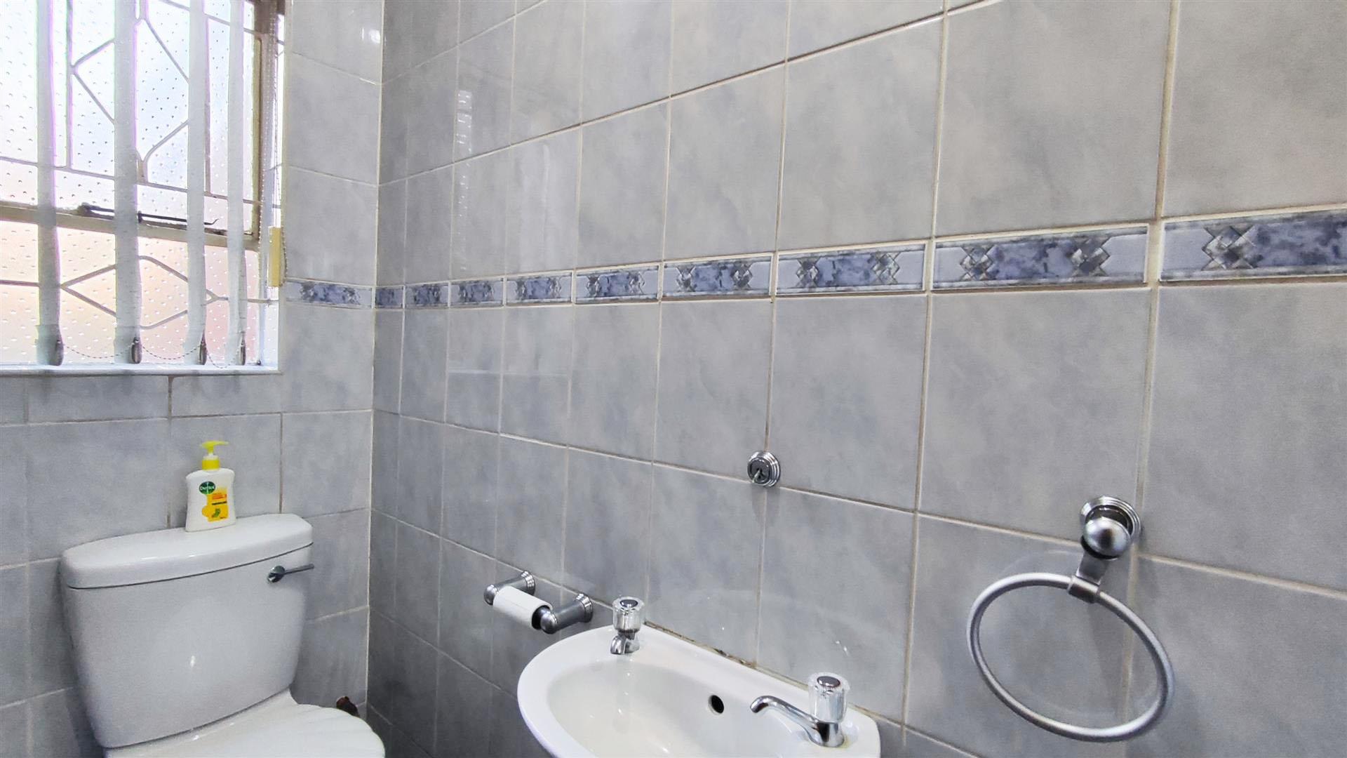 Guest Toilet - 3 square meters of property in Benoni