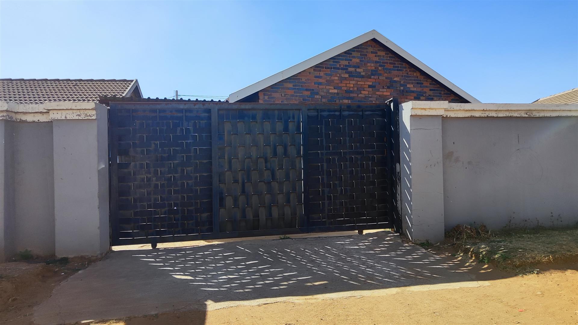 Front View of property in Thulani