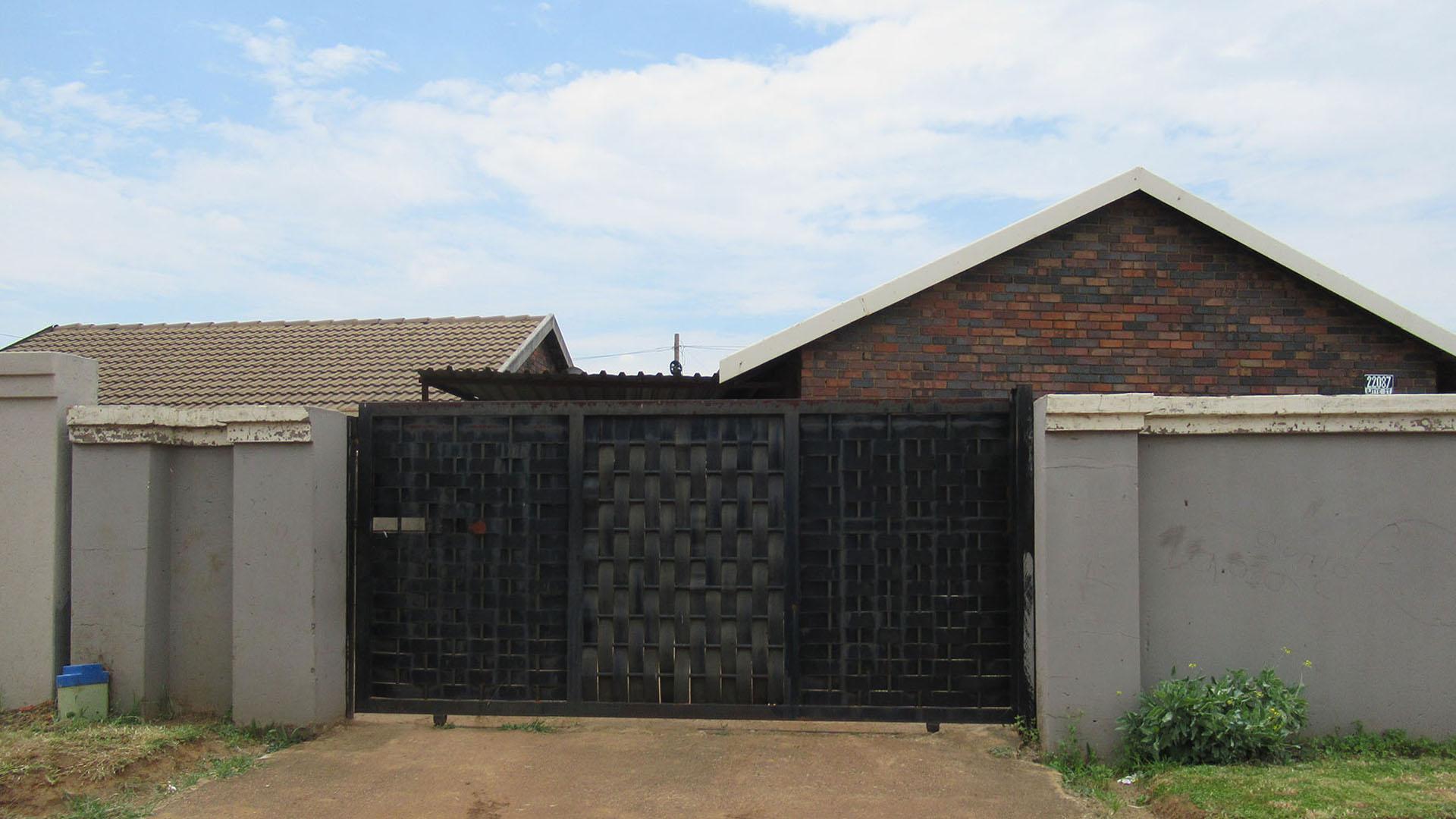 Front View of property in Thulani