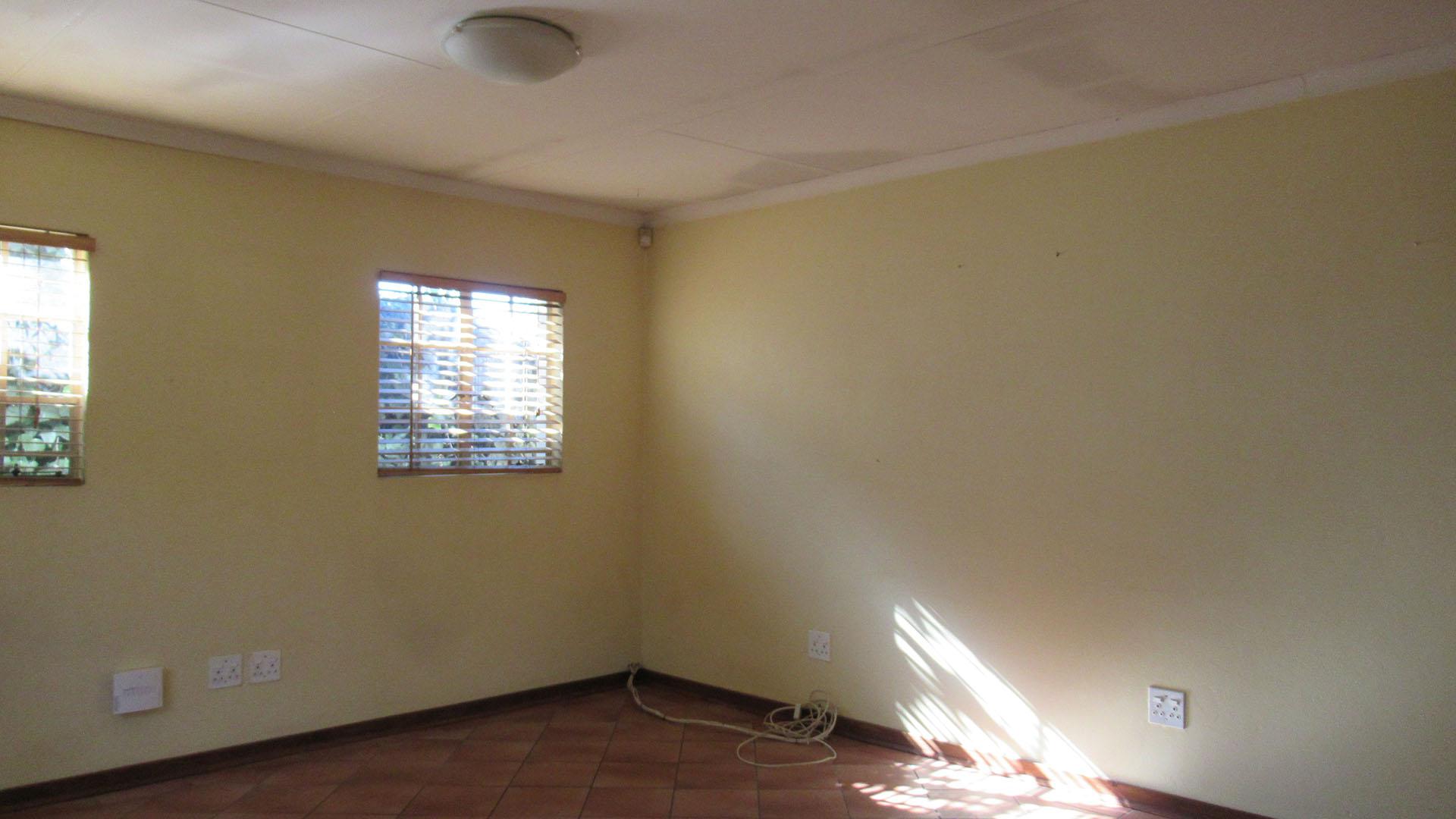 Lounges - 17 square meters of property in Melville