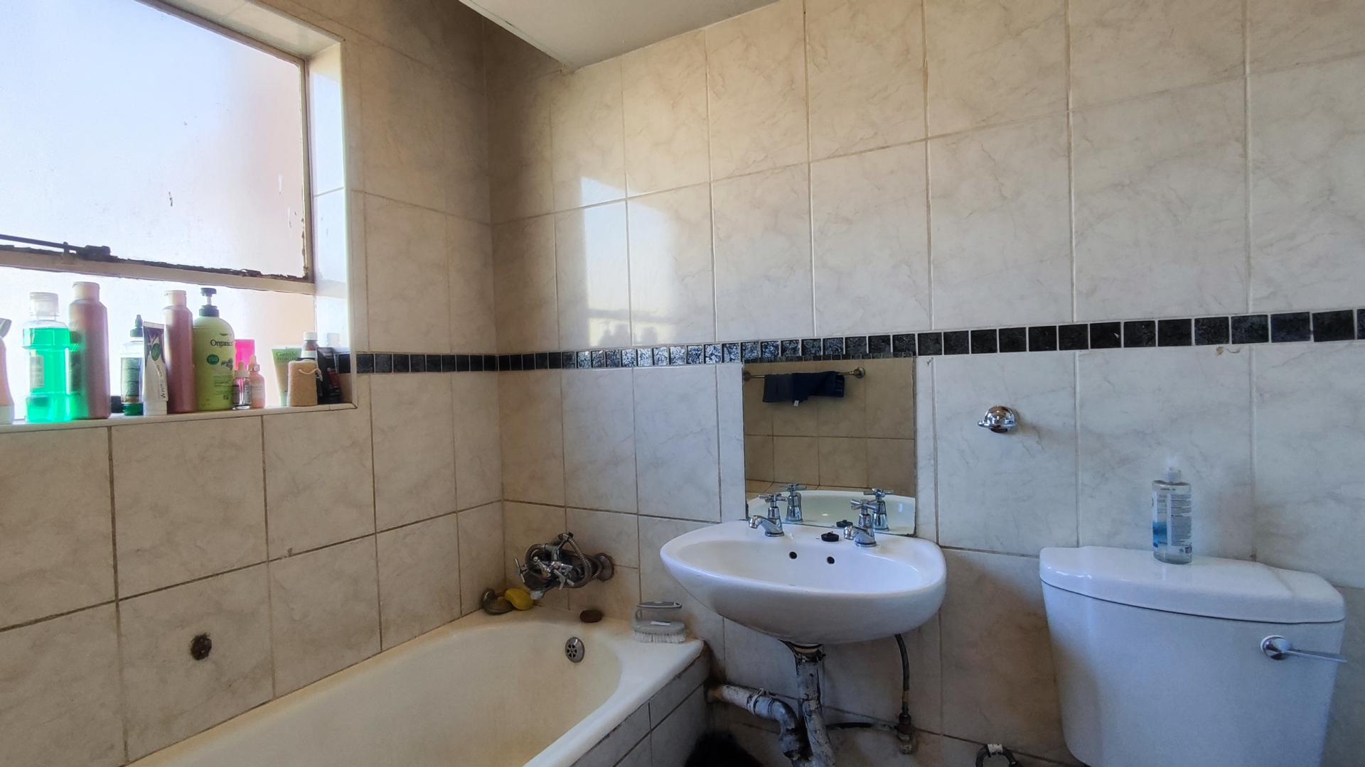 Bathroom 1 - 4 square meters of property in Kempton Park