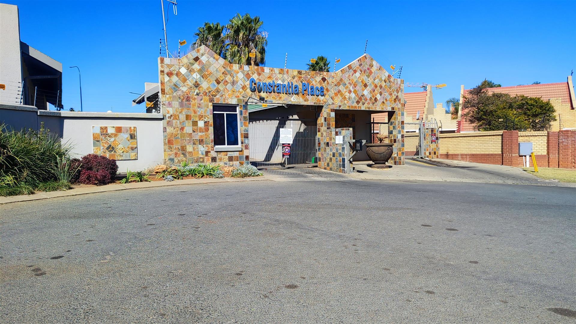 Front View of property in Glen Erasmia Boulevard