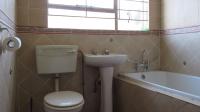 Bathroom 1 - 5 square meters of property in Hamberg