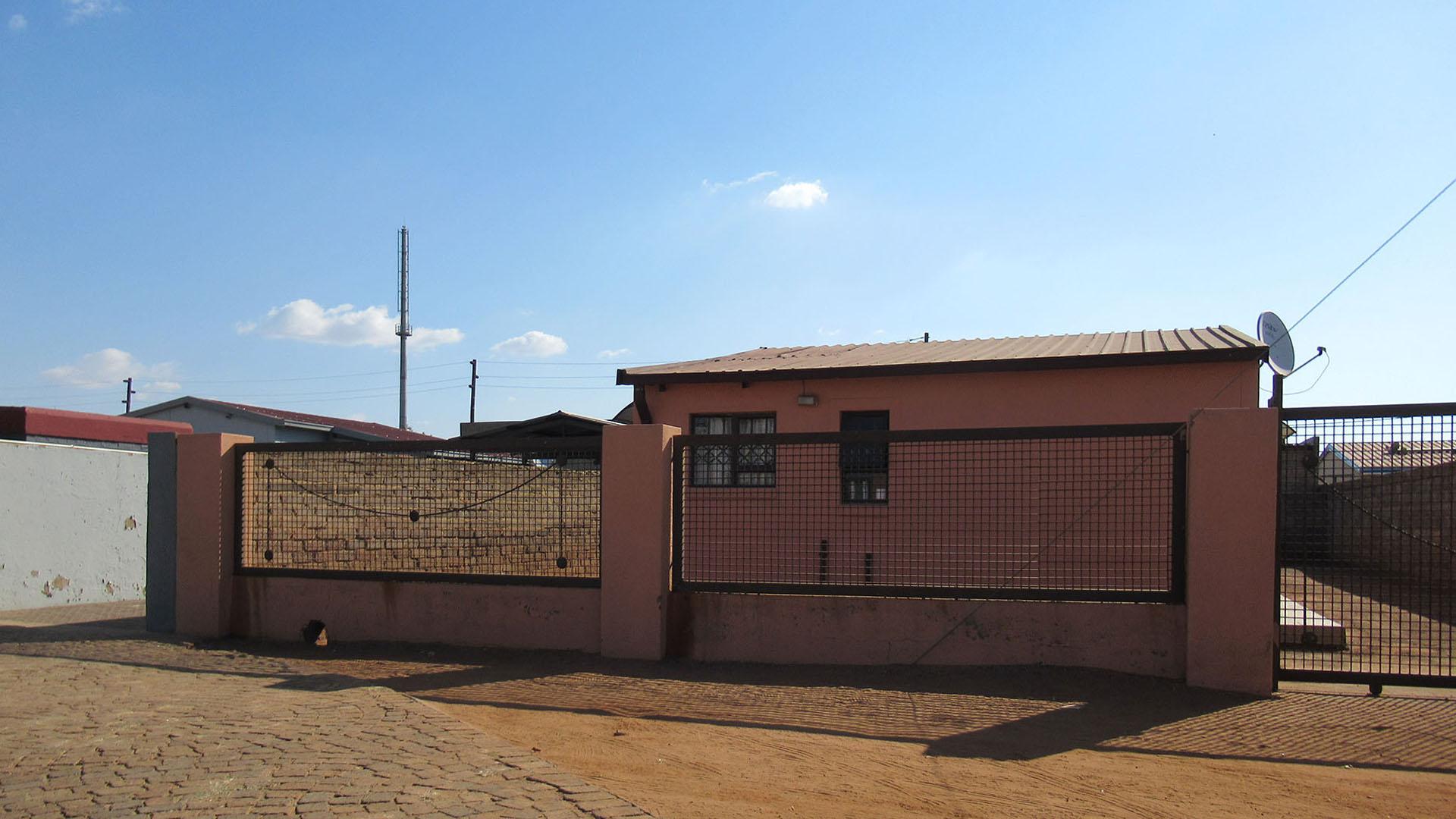 Front View of property in Protea Glen