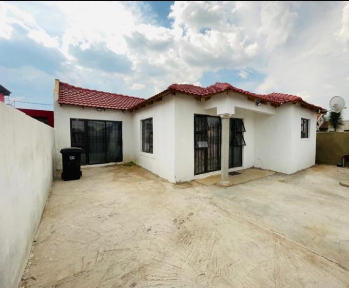 2 Bedroom House for Sale For Sale in Protea Glen - MR638838