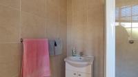 Main Bathroom - 5 square meters of property in Heuwelsig Estate