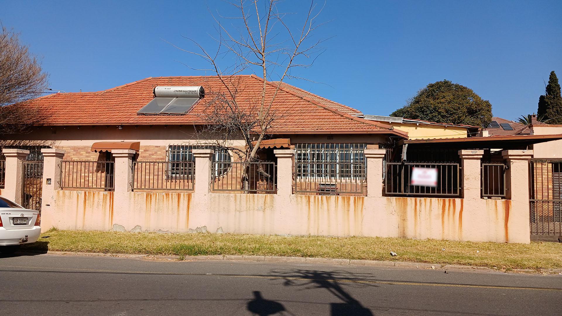 Front View of property in Orange Grove