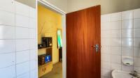 Bathroom 3+ - 3 square meters of property in Persida