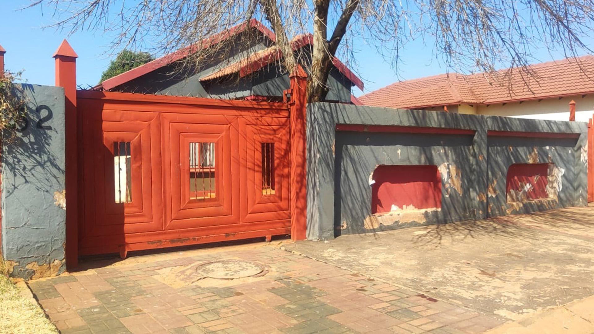 Front View of property in Soshanguve