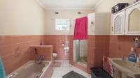 Main Bathroom - 9 square meters of property in Escombe 