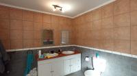 Main Bathroom - 17 square meters of property in Berario