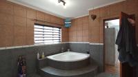 Main Bathroom - 17 square meters of property in Berario