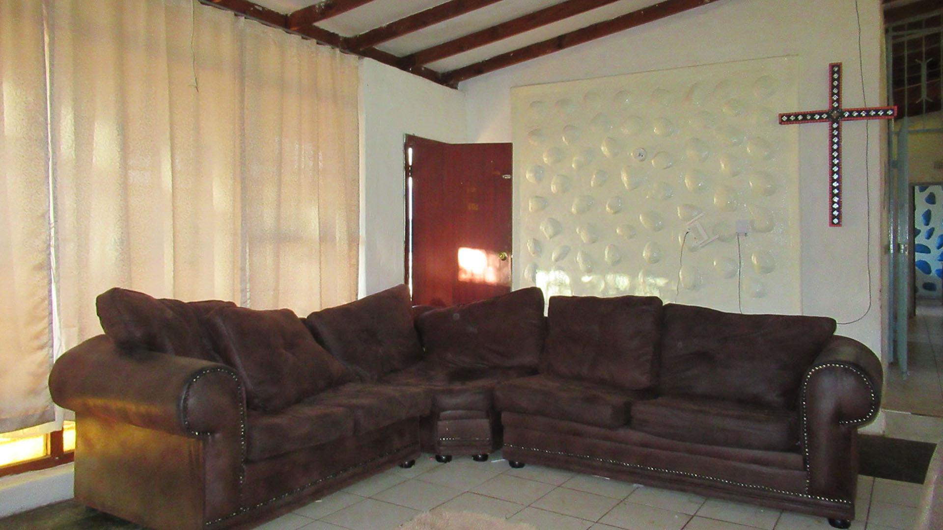 Lounges - 27 square meters of property in Westonaria