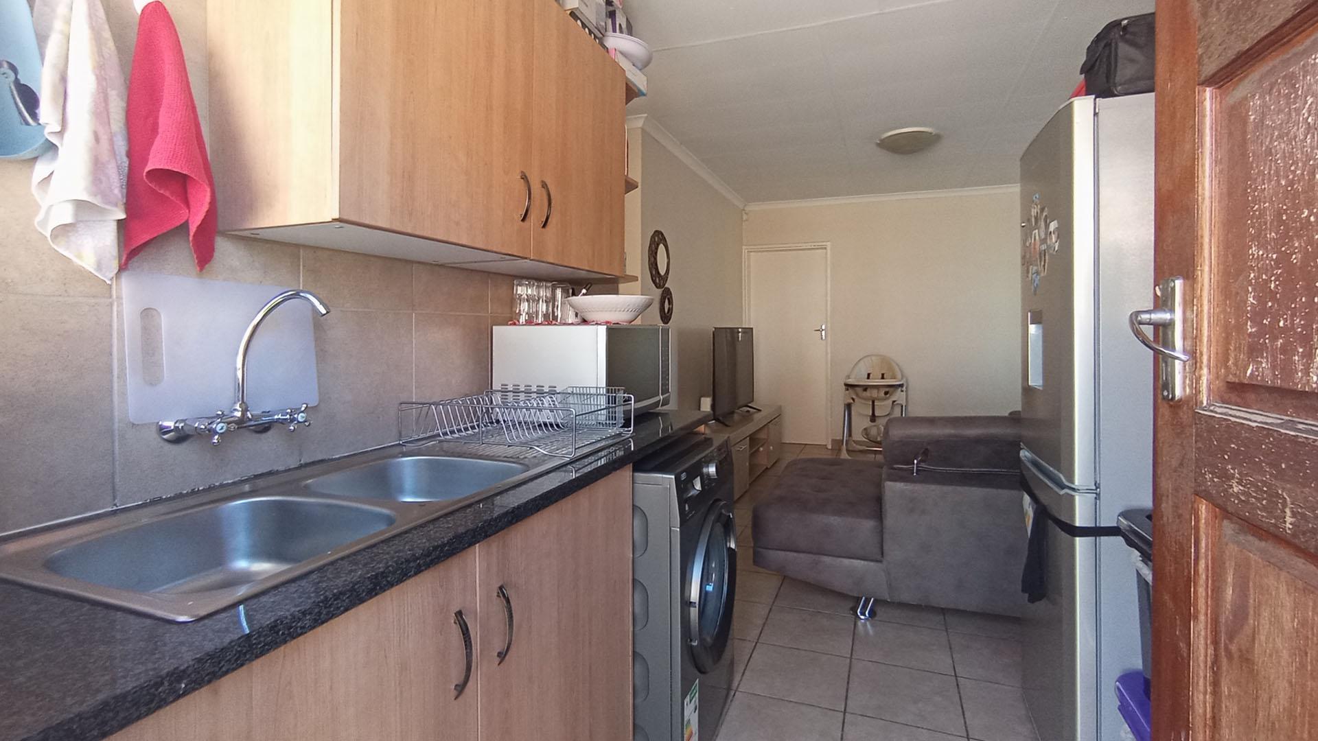 Kitchen - 8 square meters of property in Olievenhoutbos