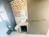 Bathroom 1 of property in Northgate (JHB)