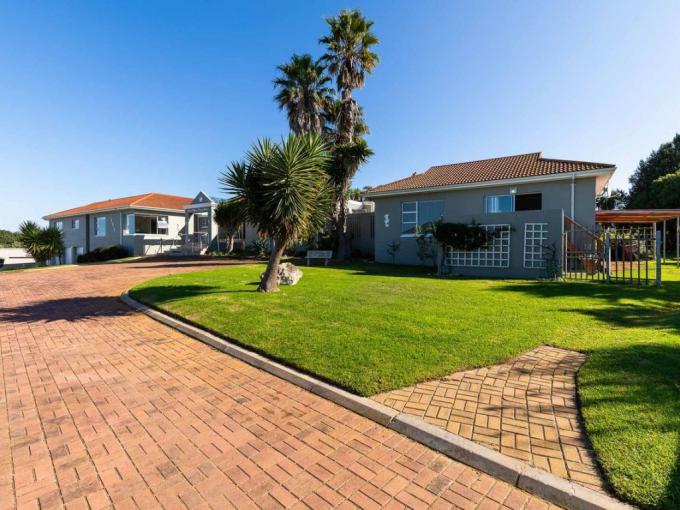 7 Bedroom House for Sale For Sale in Stilbaai (Still Bay) - MR639667