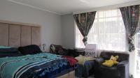 Bed Room 2 - 15 square meters of property in Greenhills