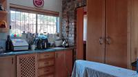 Kitchen - 17 square meters of property in Glenvista