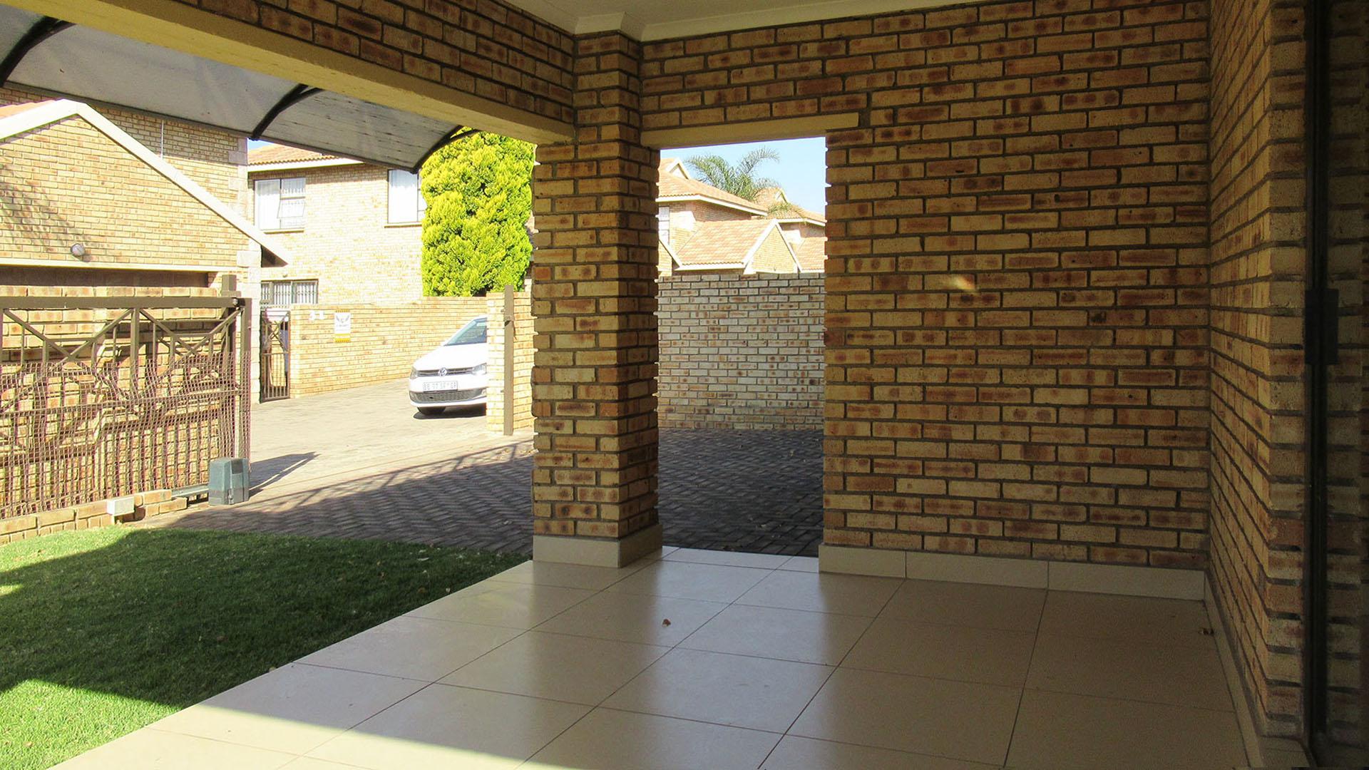 Patio - 16 square meters of property in Honeydew Manor