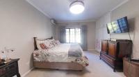 Main Bedroom - 22 square meters of property in Kloof 