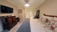 Main Bedroom - 22 square meters of property in Kloof 