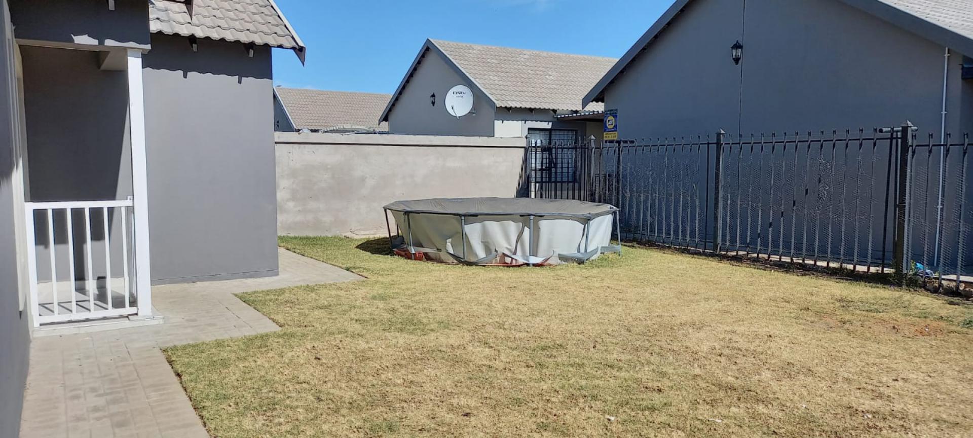 Front View of property in Heidedal