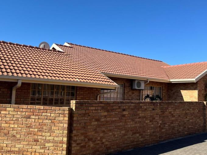 3 Bedroom Simplex for Sale For Sale in Rustenburg - MR640854