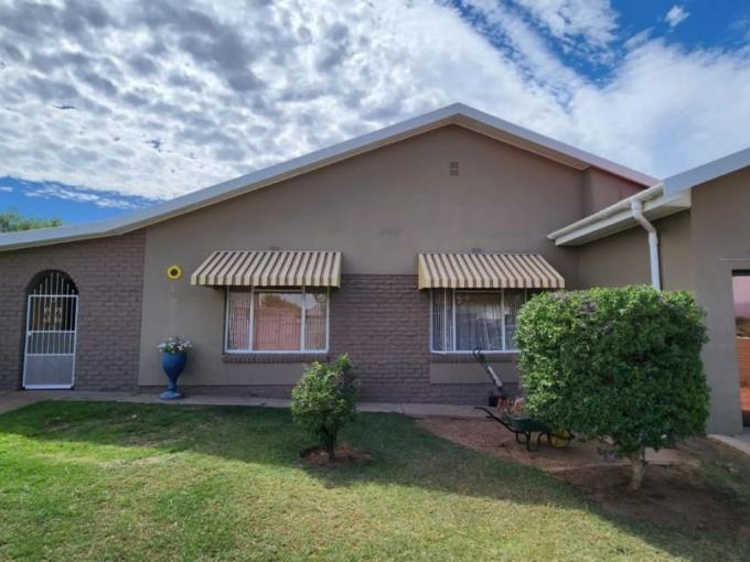 4 Bedroom House for Sale For Sale in Oudtshoorn - MR641028