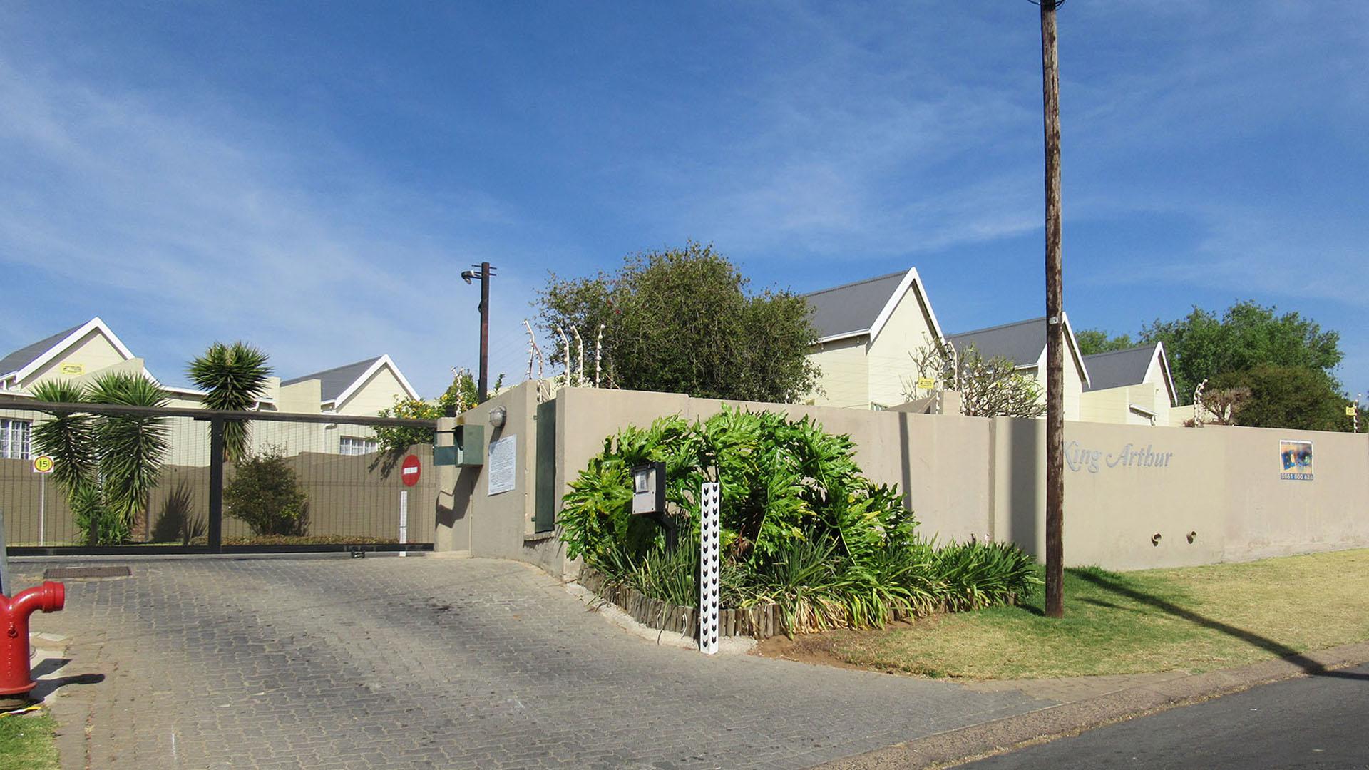 Front View of property in Radiokop