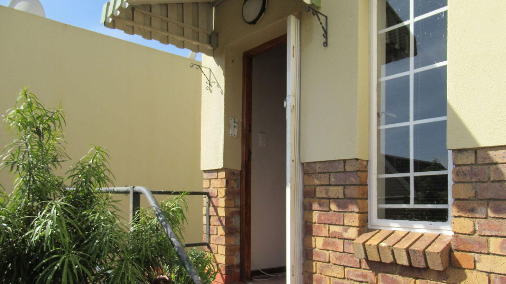 Front View of property in Radiokop