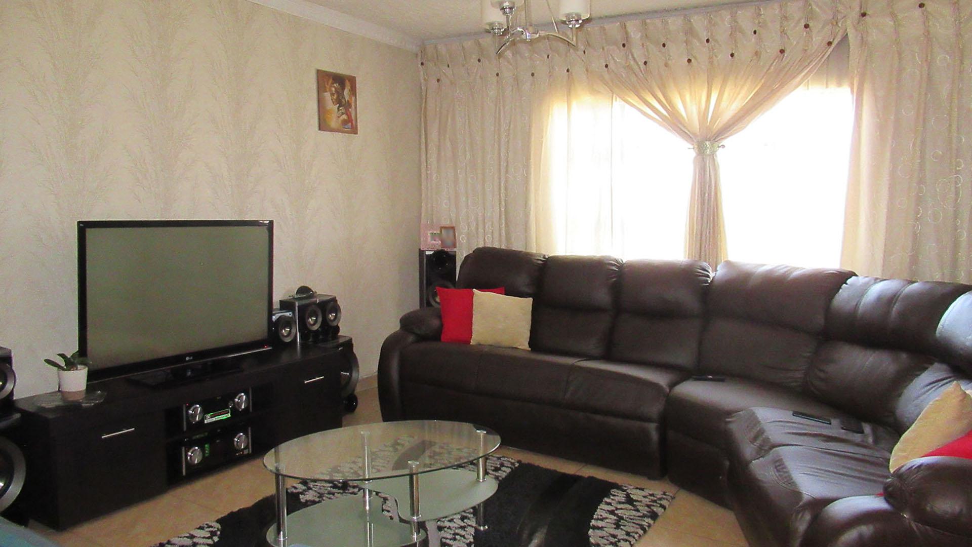 Lounges - 24 square meters of property in Ennerdale