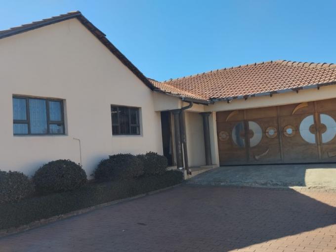 4 Bedroom House for Sale For Sale in Meredale - MR641602