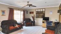 Lounges - 25 square meters of property in Kingsburgh