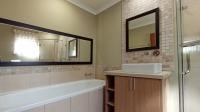 Main Bathroom - 7 square meters of property in Menlo Park