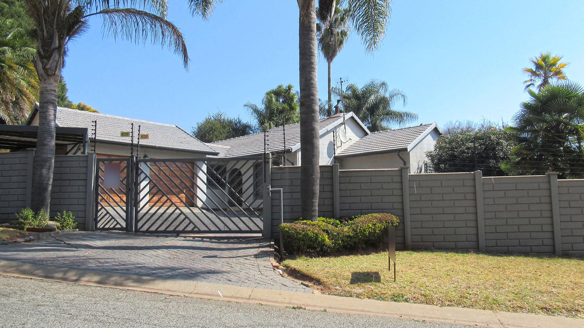 Front View of property in Helderkruin