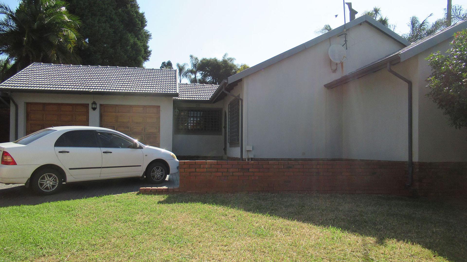 Front View of property in Helderkruin