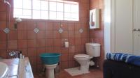 Main Bathroom - 13 square meters of property in Strathavon