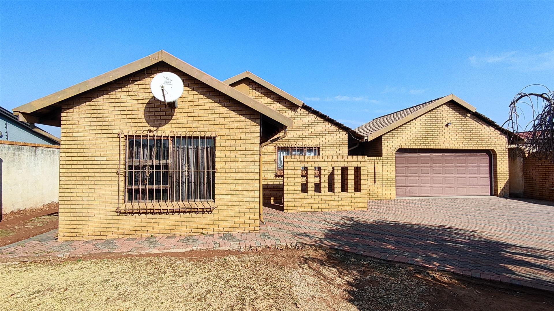 Front View of property in Spruitview