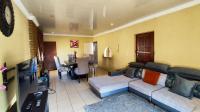 Lounges - 18 square meters of property in Spruitview