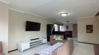 Lounges - 25 square meters of property in Northgate (JHB)