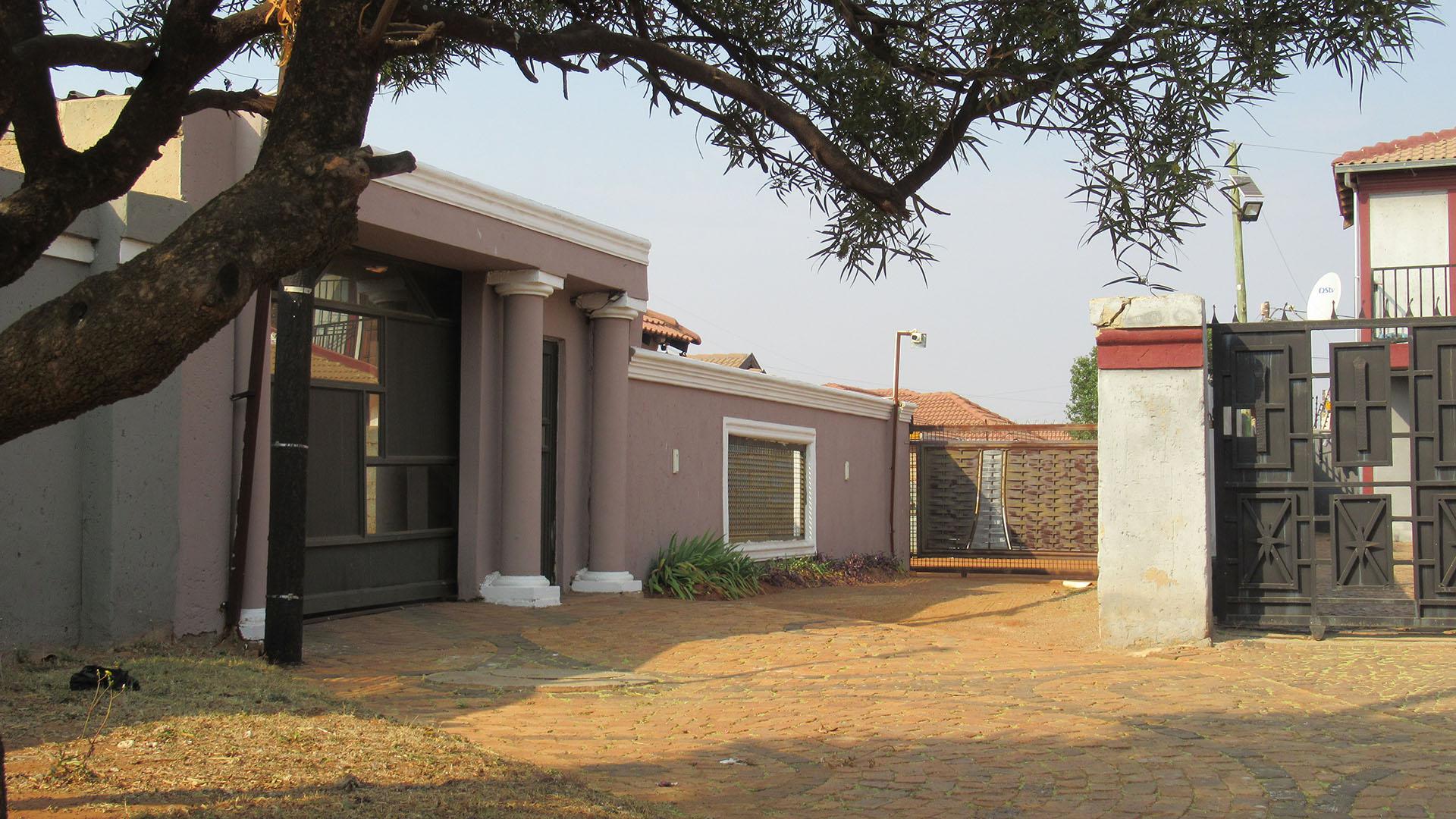 Front View of property in Protea Glen