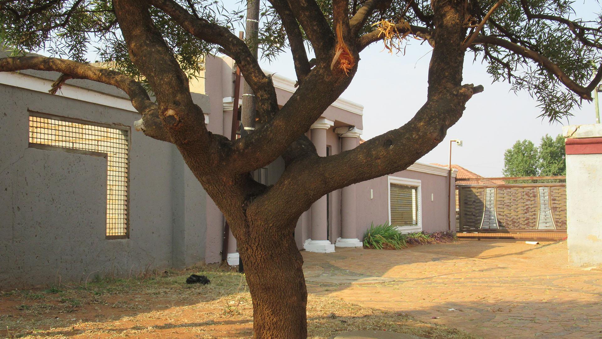 Front View of property in Protea Glen