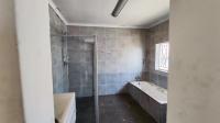 Bathroom 3+ - 18 square meters of property in Verwoerdpark